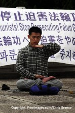 falun-gong-protesters-3-1315641 (3).jpg